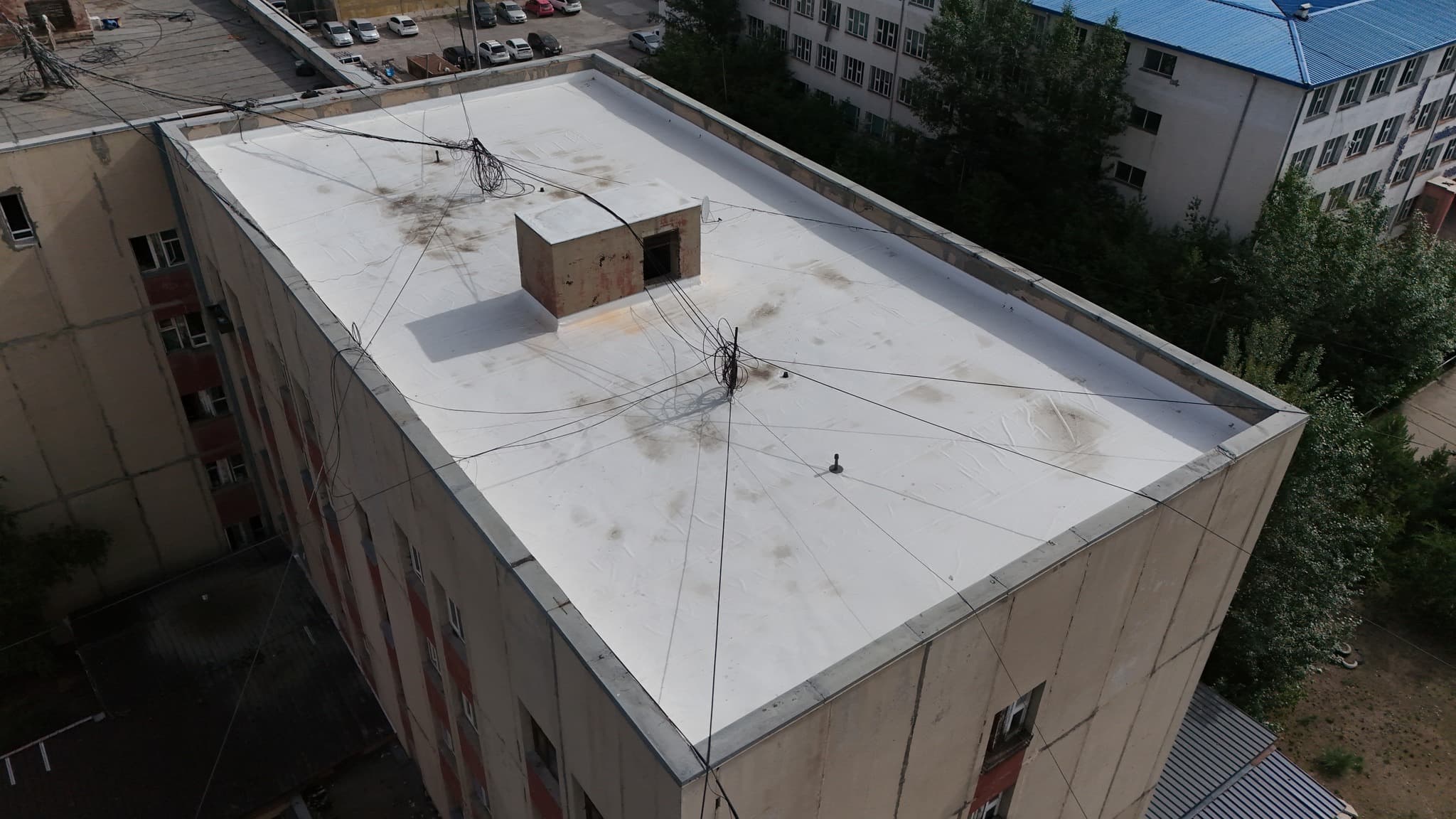 Төслийн ажлын хүрээнд дүүргийн 18 хорооны 21 байршилд нийт 12355,05м2 талбайд дээвэр засвар хийгдэхээр төлөвлөгдсөн.